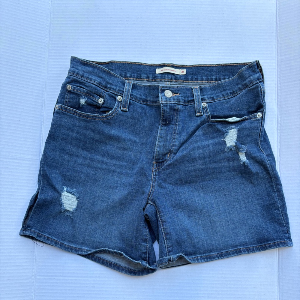 Women’s Levi’s mid length shorts